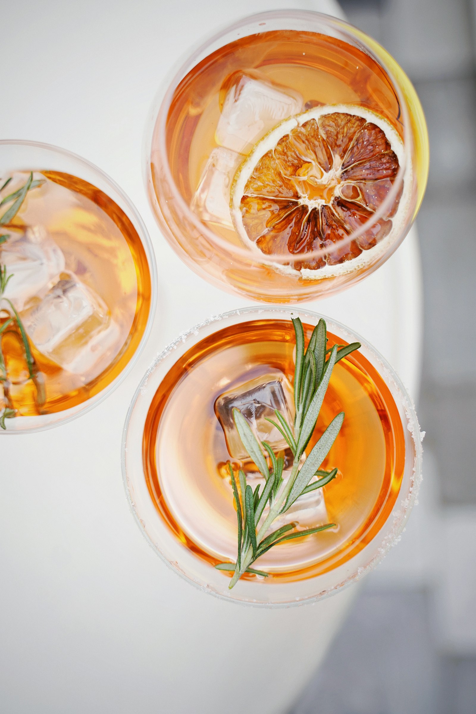 Aperitivo Milano – cocktail allarancia con rosmarino e ghiaccio