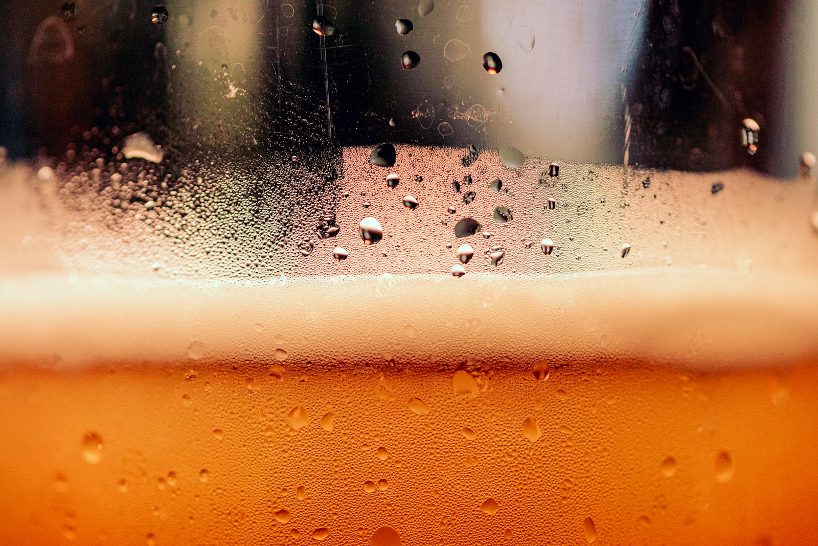 Birrerie Milano – un primo piano di un bicchiere di birra con gocce dacqua