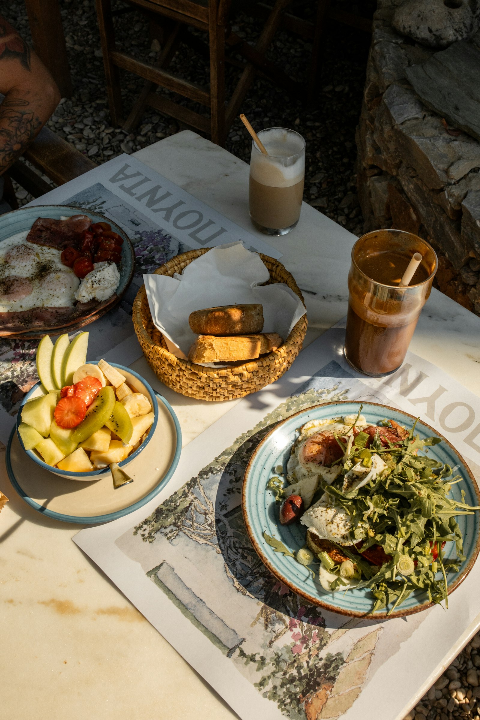 Centro storico Milano – tavolo allaperto con colazione frutta fresca e caffe freddo