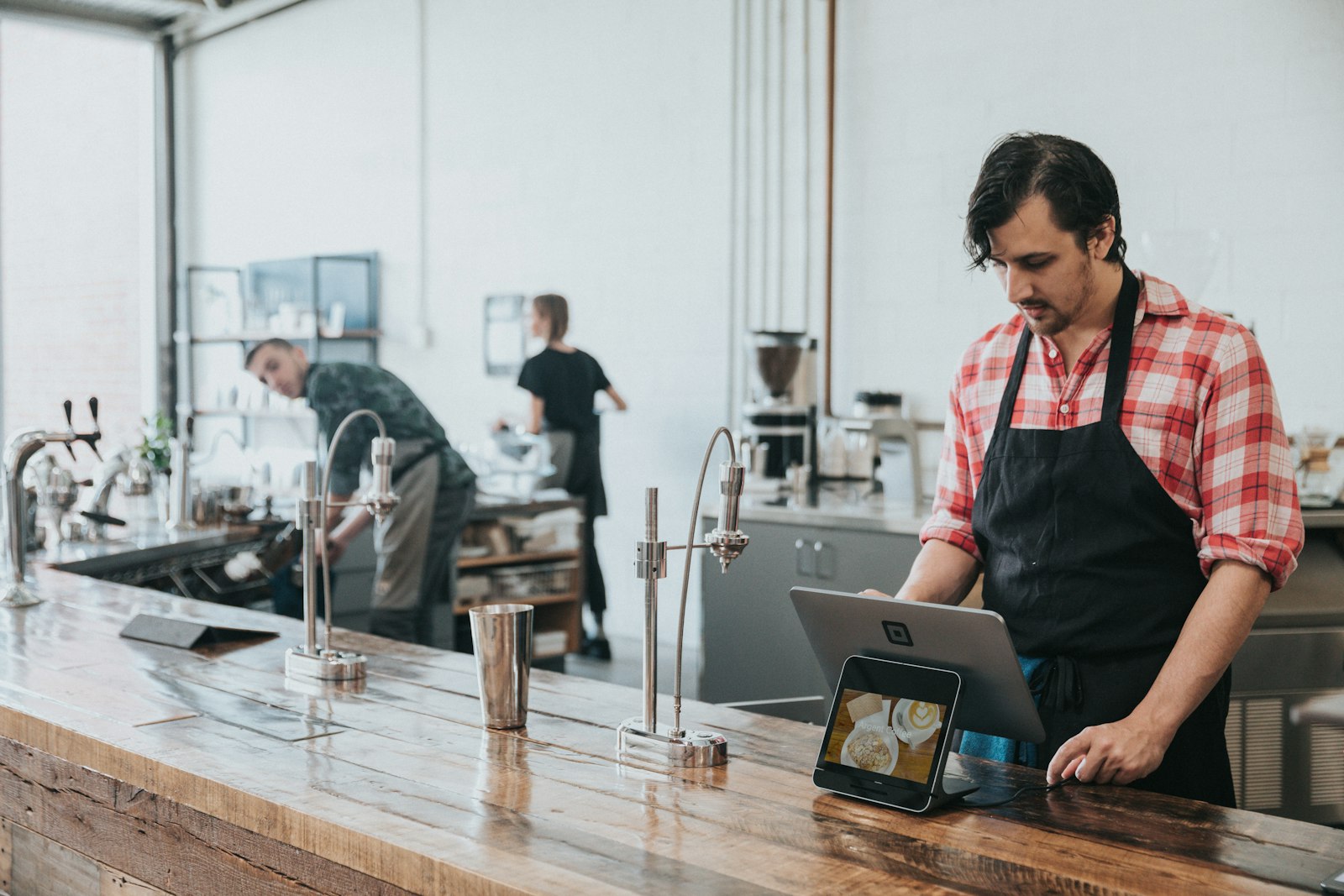 Città Studi Milano – barista che usa un tablet in un bar