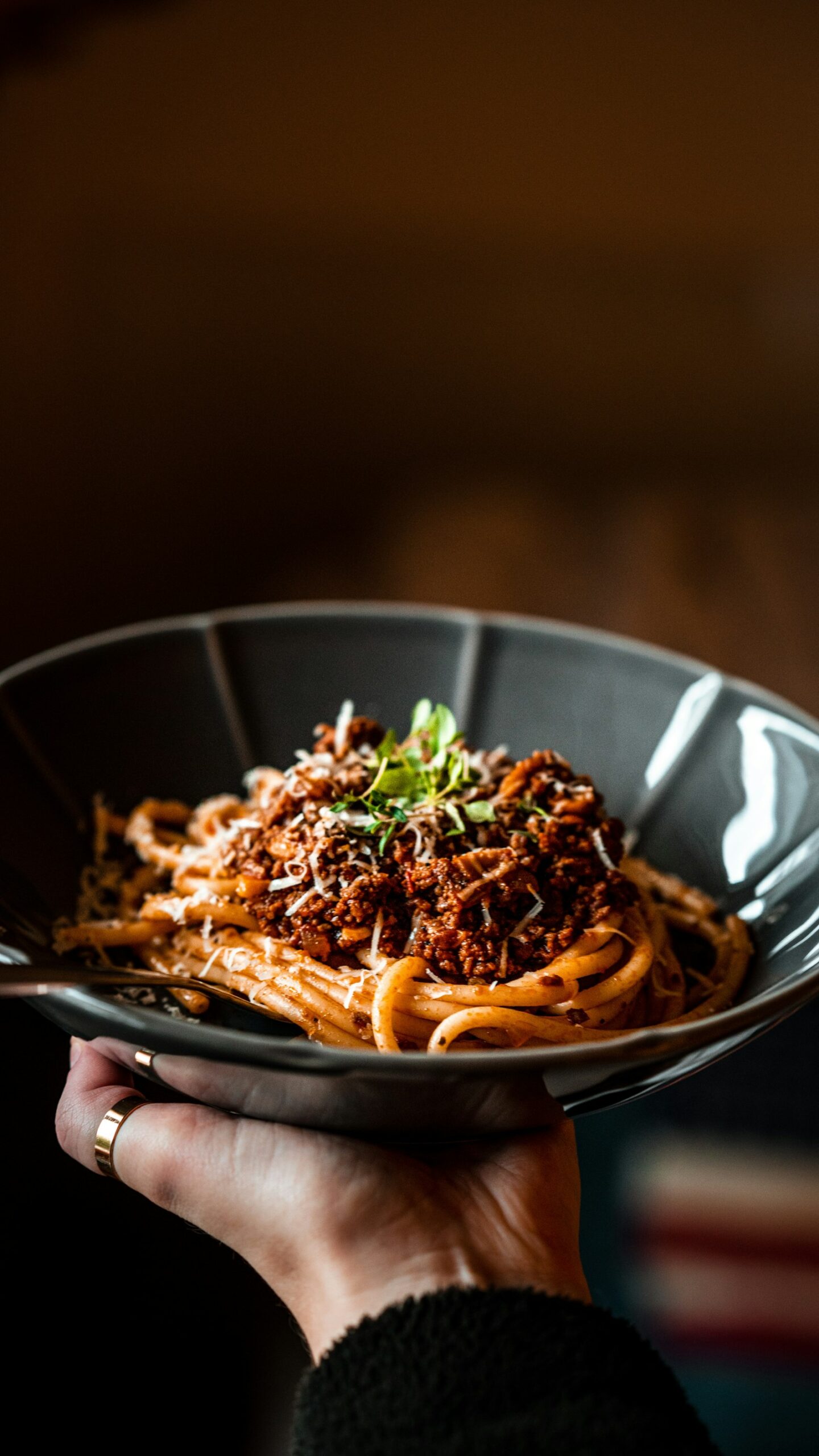 Lambrate, Udine Milano – piatto di pasta su ciotola in ceramica bianca