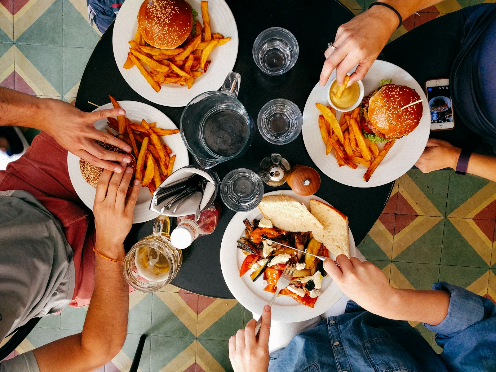 NoLo Milano – persone che mangiano hamburger e patatine fritte