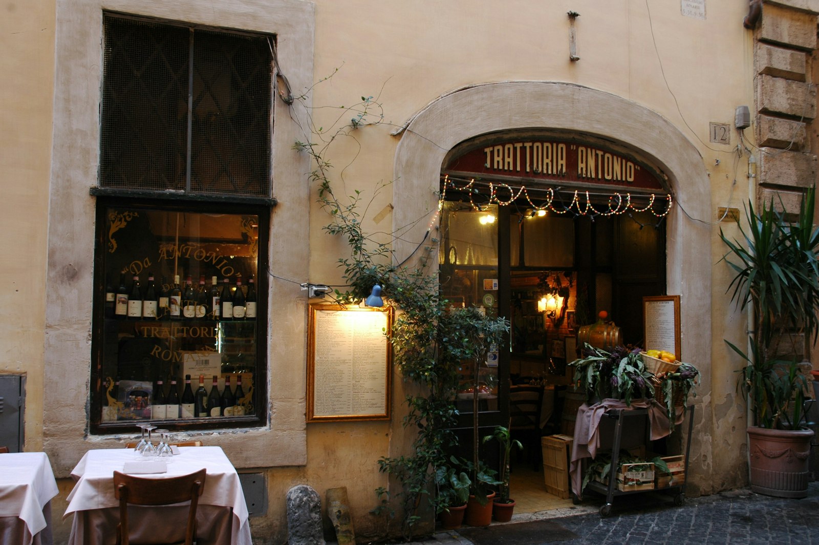 Osterie e Trattorie Milano – ristorante con sedie e tavoli e sedie