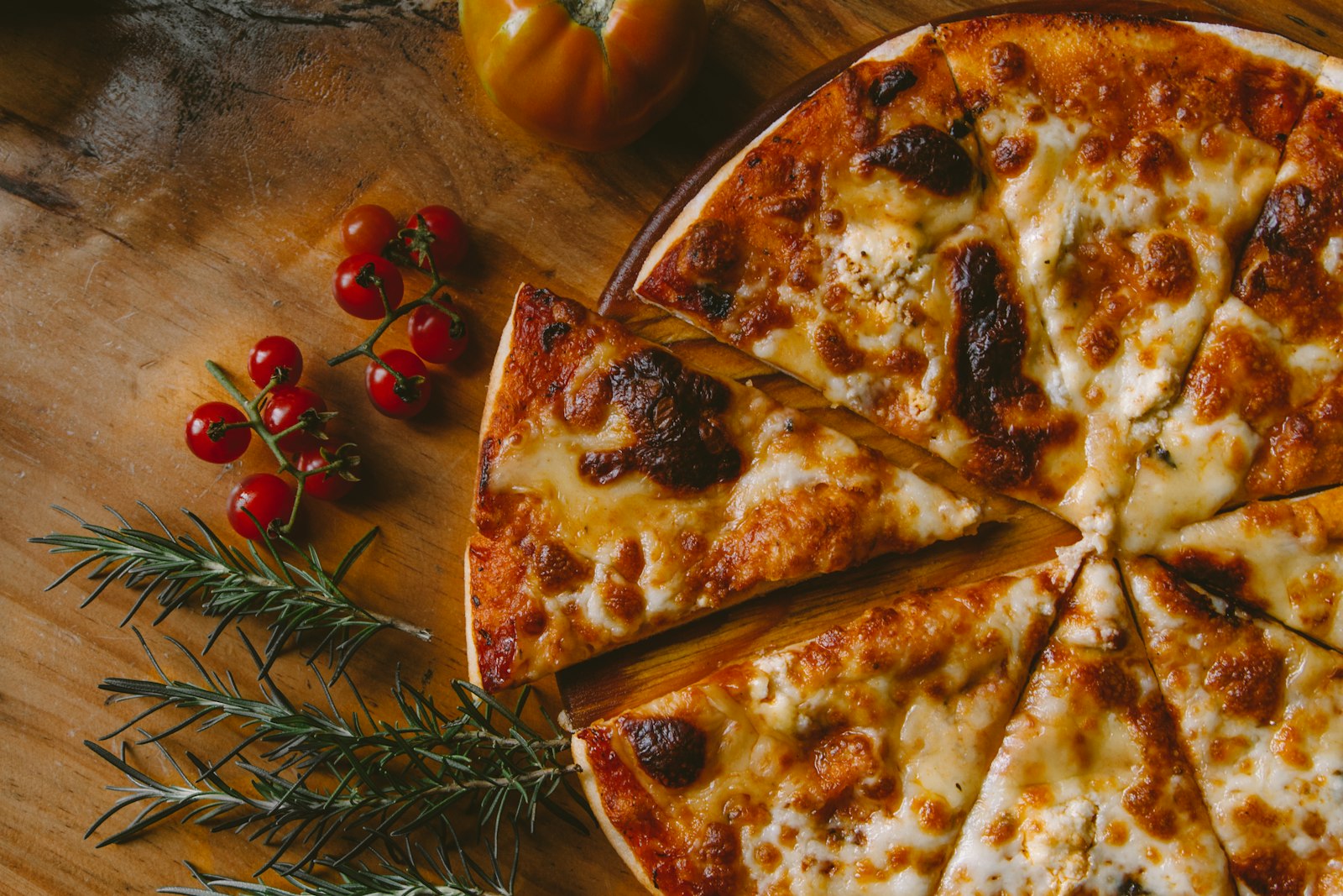 Pizzerie Milano – pizza al formaggio con pomodori e rosmarino