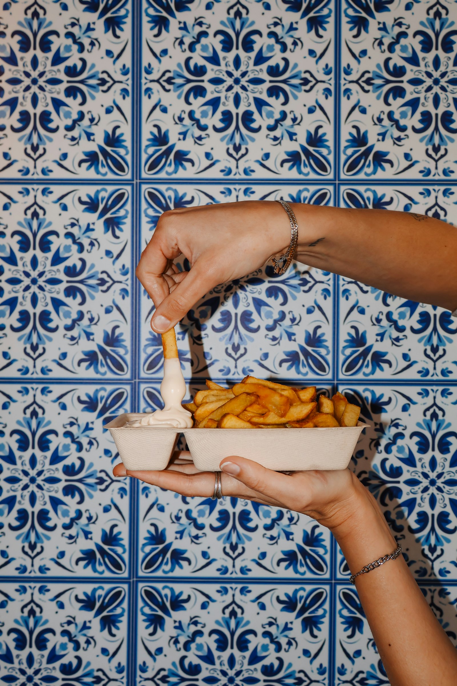 Porta Genova, Porta Ticinese Milano – immergere le patatine fritte in una salsa cremosa