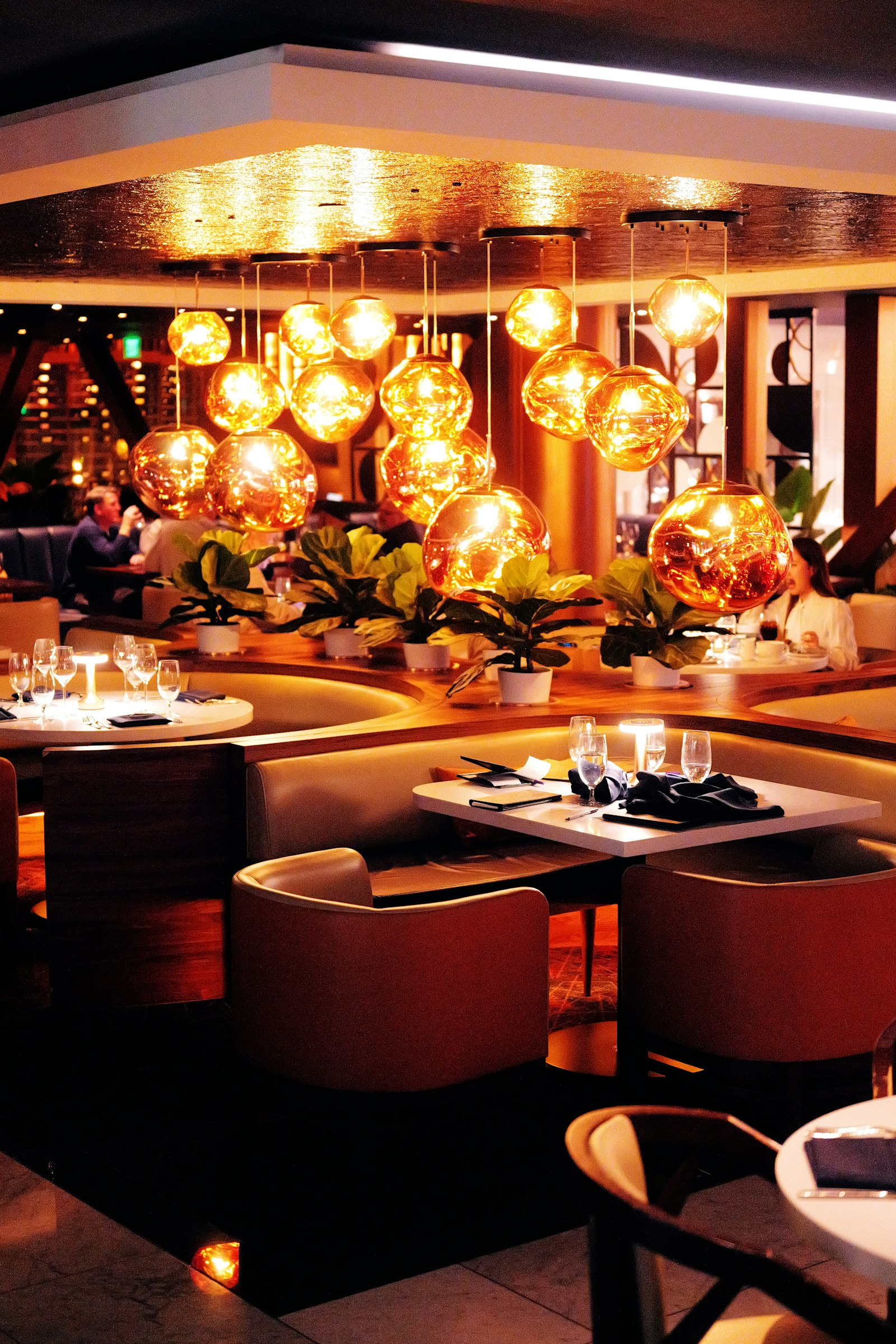 Prezzo alto Milano – elegante ristorante con illuminazione calda