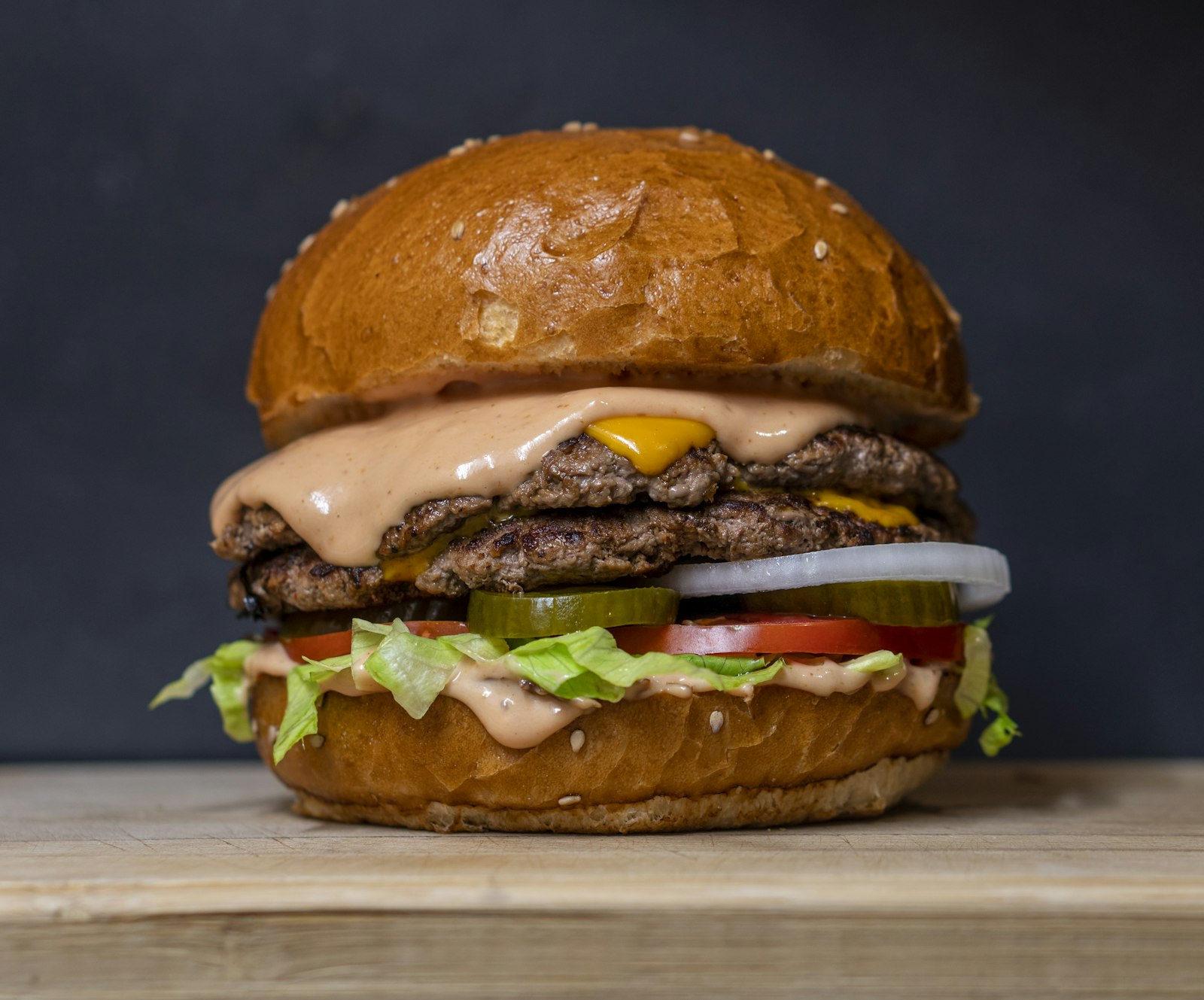 Prezzo basso Milano – burger with lettuce and tomatoes