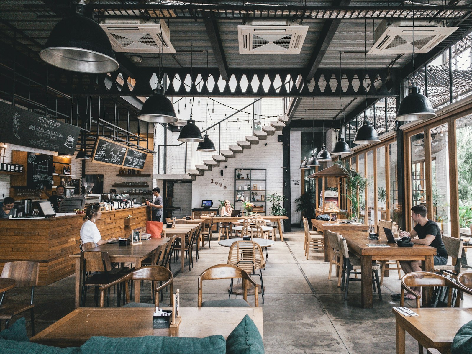 Prezzo medio Milano – interno di un caffe rustico con tavoli di legno