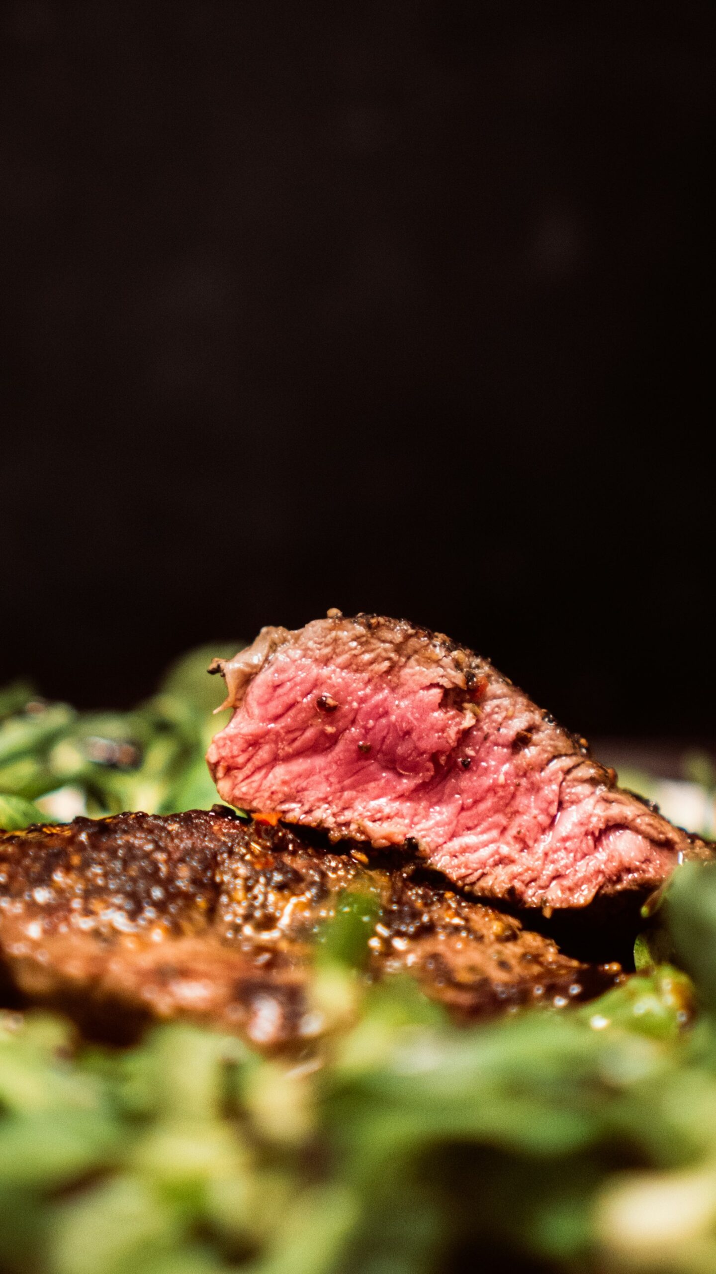 Ristoranti carne Milano – bistecca scottata su insalata verde