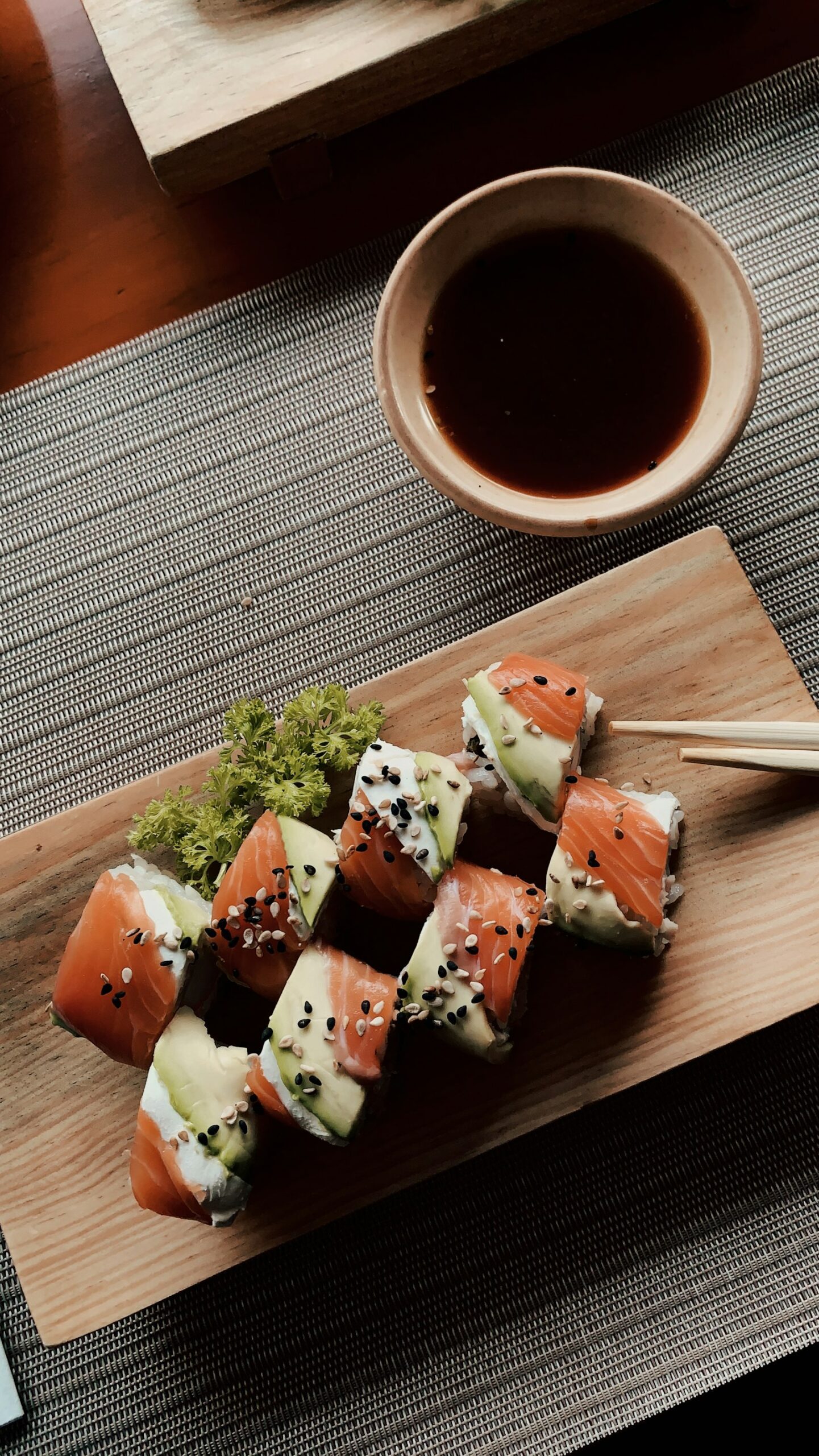 Ristoranti giapponesi Milano – rotoli di sushi con salmone e avocado