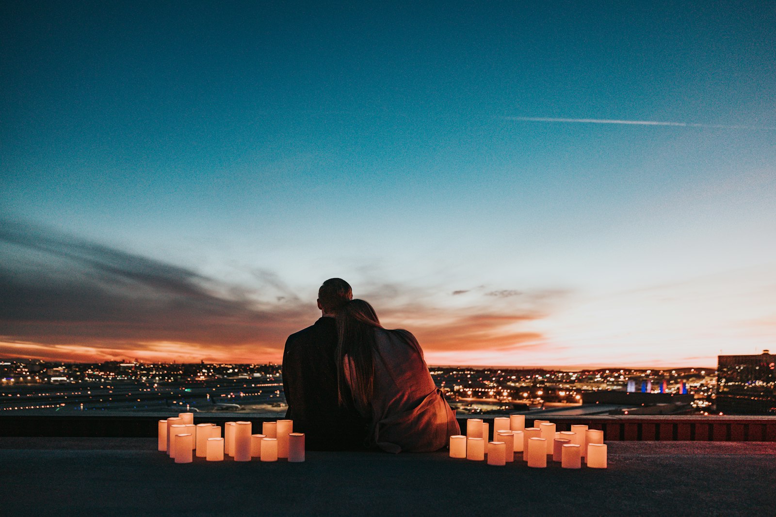 Ristoranti romantici Milano – persone sedute con candele che dominano la citta